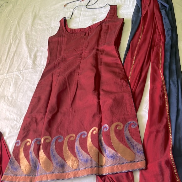 Indian dress with gold sequin embroidered small burgundy silk wedding guest - Picture 4 of 4